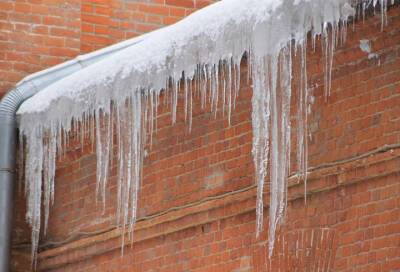 Петербуржцы за зиму около 7,5 тыс. раз пожаловались на уборку крыш от снега