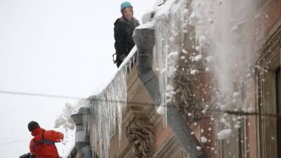 Коммунальщики в Петербурге обрушили гигантский ледяной сталактит на козырек парадной