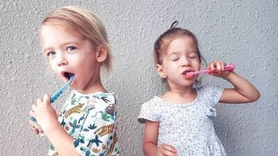 Начать загодя! Как приучить малыша чистить зубы