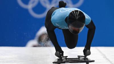 Скелетонист Третьяков стал вторым в стартовой попытке на Играх в Пекине