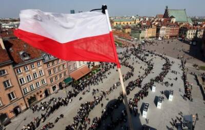 В Польше смягчают COVID-ограничения
