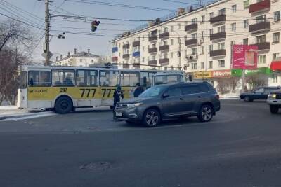 Троллейбус заблокировал проезд на Бабушкина — Бутина в Чите