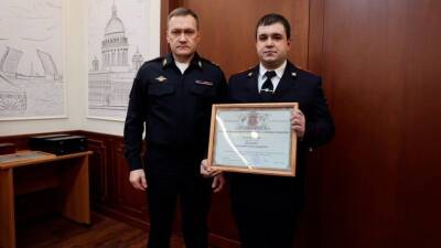 В Петербурге наградили полицейских, спасших девочку из полыньи на Неве
