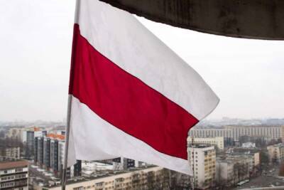 В Днепре у мэрии флаг Беларуси заменили на бело-красно-белый