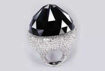 На аукционе продали крупнейший из известных в мире бриллиантов весом 555 карат. ФОТО