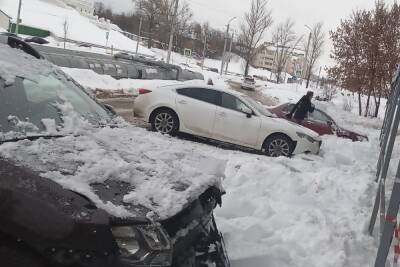 Во Владимире снег, съехавший с крыши, повредил три иномарки