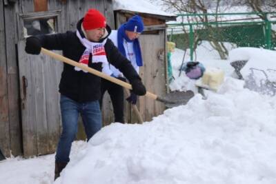 В Иванове к уборке снега во дворах пожилых людей подключились добровольцы