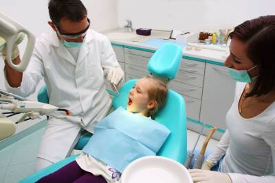 Пятилетняя девочка получила инсулиновым шприцем в глаз в стоматологии на Доблести