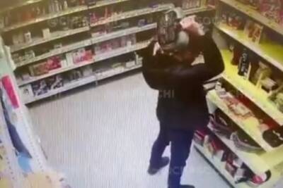 Покупатель супермаркета в Сочи пытался спрятать сковороду под куртку