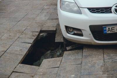 Авто «провалилось» под плитку на тротуаре в Днепре, видео: выложили недавно - dnepr.politeka.net - Украина - Кривой Рог