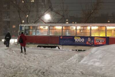 Очевидцы: в Саратове в снегу застрял приехавший чистить трамвайные пути спецвагон