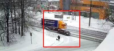 Грузовик протаранил легковушку на одной из улиц Петрозаводска (ВИДЕО)