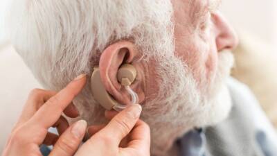 Эра глухих: оталаринголог заявил о риске поражения слухового нерва из-за «омикрона»