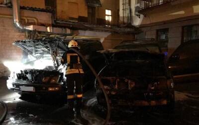 В Киеве ночью сгорели два автомобиля Lexus