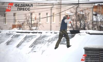 В Нижнем Новгороде СК выяснит, почему мужчина упал с крыши во время уборки снега