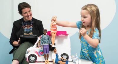 Нейробиологи совместно с Barbie выяснили, что побуждает детей говорить об эмоциях других людей