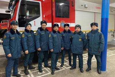 В Астрахани пожарные спасли из задымленных квартир двоих пожилых людей