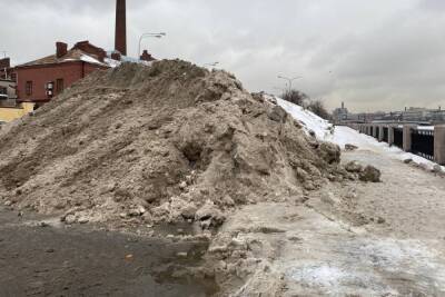 Прокуратура запретила сваливать снег на частном участке в Парголово после жалоб собственника