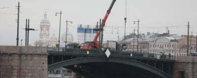 Стоящим в пробках водителям рассказали о прогрессе в ремонте Биржевого моста. Стоять придется до мая 2023 года