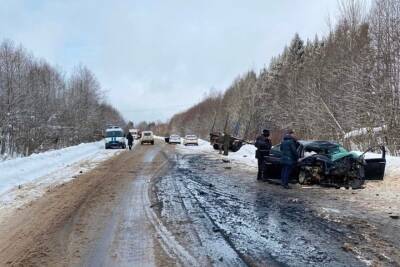 В столкновении лесовоза с двумя иномарками в Тверской области пострадали два человека