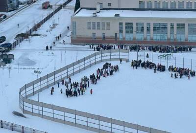 В Петербурге учеников одной из школ эвакуировали после сигнала о минировании