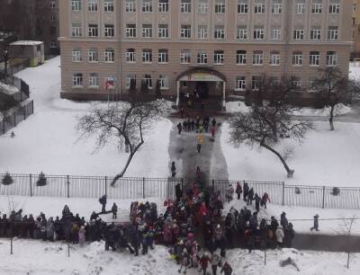 Учеников одной из школ Петербурга выводят на улицу из-за угрозы взрыва