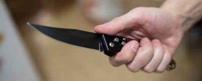 Приревновал к смартфону: житель Ульяновска во время застолья напал с ножом на женщину