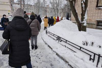 Петербуржцы выстроились в очередь в поликлинику на Наличной и заходят к врачу только по списку