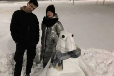 Костромские забавы: самодеятельные скульпторы лепят из снега фигуры со смыслом