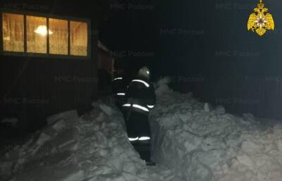 Упавший с крыши снег заблокировал жителя Тверской области в собственном доме