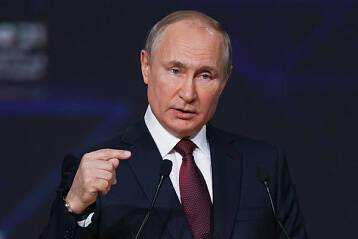 Путин: Отказываться от углеводородов пока рано