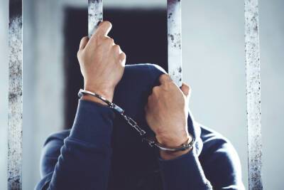 Двух мужчин из федерального розыска задержали в Киришах