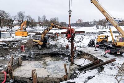 Строители моста через Десну в Брянске забили первые сваи в русло