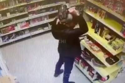 Покупатель сочинского супермаркета пытался спрятать сковороду под куртку