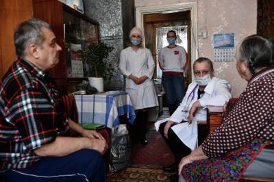 Почти 300 тыс. пациентов с COVID-19, ОРВИ и гриппом в Петербурге лечатся на дому
