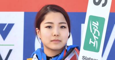 "Улучшила аэродинамику". Летающую лыжницу из Японии дисквалифицировали на Олимпиаде за комбинезон "на вырост"