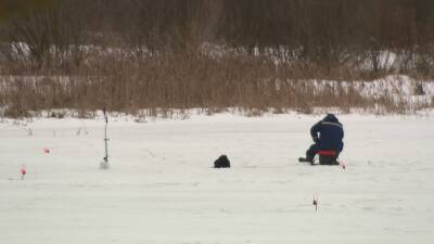 Спасатели предупреждают рыбаков о резком таянии льда
