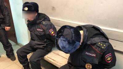 Чтобы прятать наркотики «без палева» – переоделись в полицейских: в Екатеринбурге поймали двух закладчиков - Русская семерка