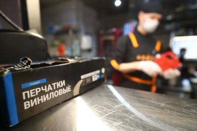 В Волгоградской области отменили требование ношения перчаток для продавцов