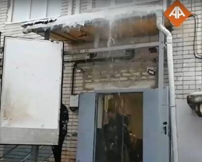 «Зимний водопад» появился на трехэтажном доме в Дзержинске