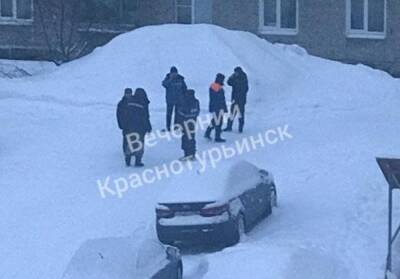 В Краснотурьинске перед приездом депутата Госдумы 20 человек убирали снег во дворе дома