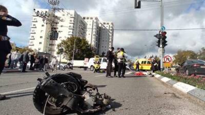 Мотоциклистка при смерти после столкновения с машиной в Тель-Авиве