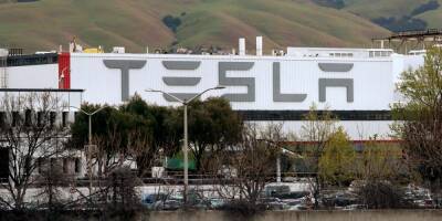 После твитов Маска про Байдена на Tesla подали в суд за расизм