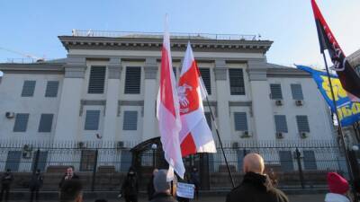 Посольство РФ в Киеве "прорабатывает вопрос" о выезде части дипломатов
