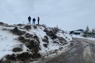 В Курске жители улицы Просторной жалуются на горы грязного снега с реагентами