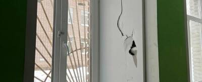 Неизвестные вандалы повредили восемь окон в Череповецкой школе