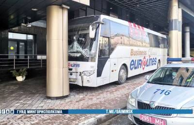 Автобус наехал на опору здания минского автовокзала