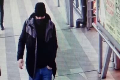 В Курске полиция разыскивает причастного к краже техники из магазина на Карла Маркса