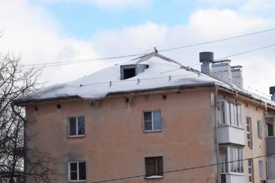 Новгородцев призвали не приближаться к крышам из-за сосулек-убийц