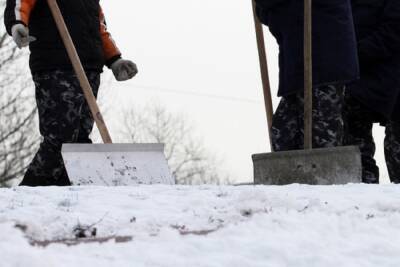 При уборке снега на Васильевском острове похитили более 1 млн рублей